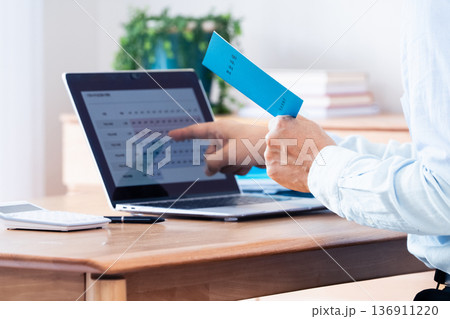 年金の納付を確認するミドル男性 136911220