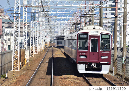 上牧駅に到着する阪急京都線1300系 136911590