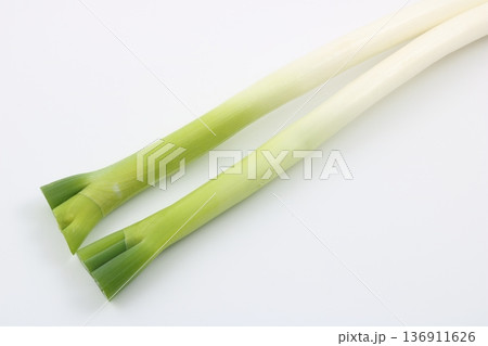 キッチンに欠かせない万能野菜の長ネギ キッチンに欠かせない万能野菜の長ネギ 136911626