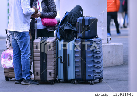 日本の東京都市景観インバウンド続く…スーツケース… 父親は見張り番で母娘は荷物を置いてどこかへ＝渋谷 136911640