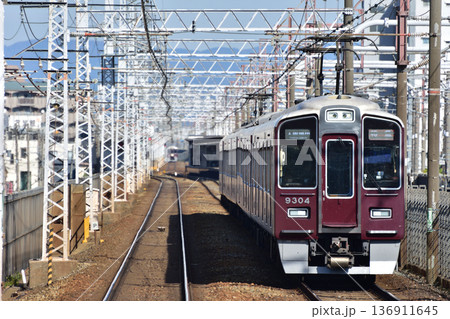 上牧駅を通過する阪急京都線9300系 136911645