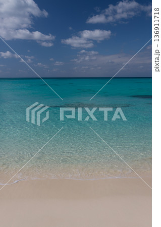 青空の下に広がる透明なターコイズブルーの海と白い砂浜 青空の下に広がる透明なターコイズブルーの海と白い砂浜 136911718