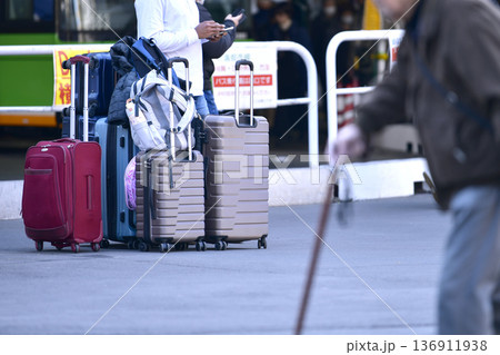 日本の東京都市景観インバウンド続く…スーツケース… 父親は見張り番で母娘は荷物を置いてどこかへ＝渋谷 136911938