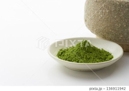 抹茶　白背景イメージ 136911942