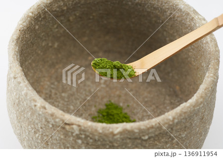 抹茶　白背景イメージ 136911954