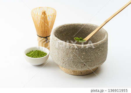 抹茶　白背景イメージ 136911955