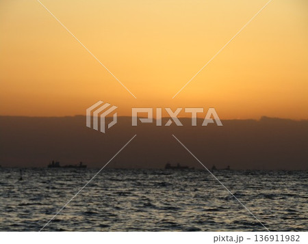 夕焼けが綺麗な稲毛海岸 136911982