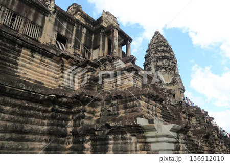 アンコールワットの仏塔を見上げる 136912010