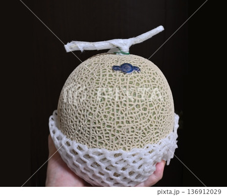 メロンを持つ男性の手 136912029