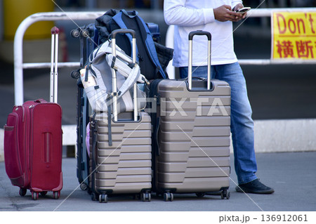 日本の東京都市景観インバウンド続く…スーツケース… 父親は見張り番で母娘は荷物を置いてどこかへ=渋谷 日本の東京都市景観インバウンド続く…スーツケース… 父親は見張り番で母娘は荷物を置いてどこかへ=渋谷 136912061