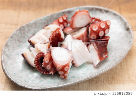 美味しいタコの刺し身 136912089