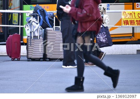 日本の東京都市景観インバウンド続く…スーツケース… 父親は見張り番で母娘は荷物を置いてどこかへ=渋谷 日本の東京都市景観インバウンド続く…スーツケース… 父親は見張り番で母娘は荷物を置いてどこかへ=渋谷 136912097