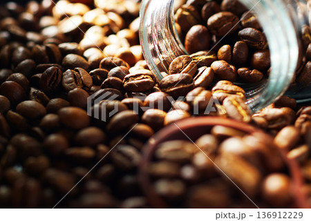 コーヒー豆 136912229