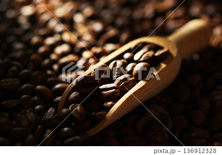 コーヒー豆 136912328