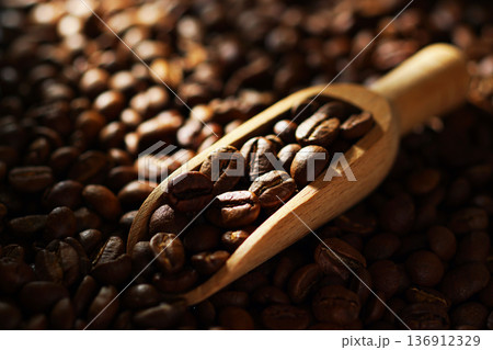 コーヒー豆 136912329
