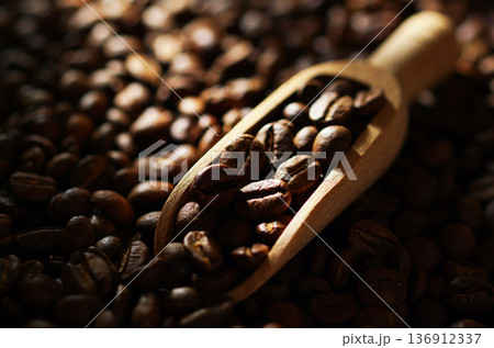 コーヒー豆 136912337