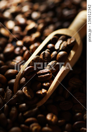 コーヒー豆 136912342