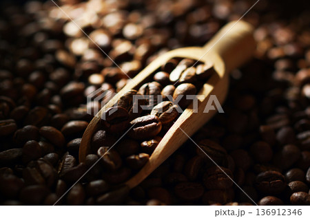 コーヒー豆 136912346