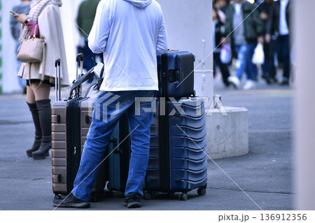 日本の東京都市景観インバウンド続く…スーツケース… 父親は見張り番で母娘は荷物を置いてどこかへ＝渋谷 136912356