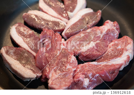美味しいラム肉をフライパンで焼く 美味しいラム肉をフライパンで焼く 136912618