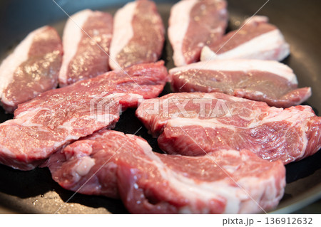 美味しいラム肉をフライパンで焼く 美味しいラム肉をフライパンで焼く 136912632