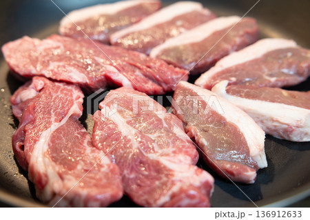 美味しいラム肉をフライパンで焼く 美味しいラム肉をフライパンで焼く 136912633
