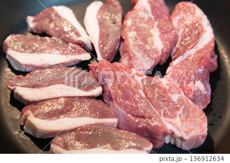 美味しいラム肉をフライパンで焼く 美味しいラム肉をフライパンで焼く 136912634