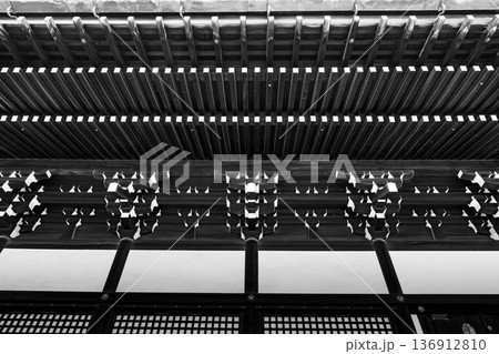 伝統建築の格子と梁の構造美 136912810