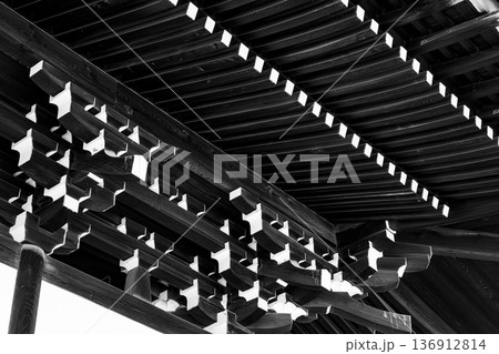 和建築梁構造の斜線美モノクロ 136912814
