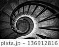 モノクロ螺旋階段の構造美 136912816