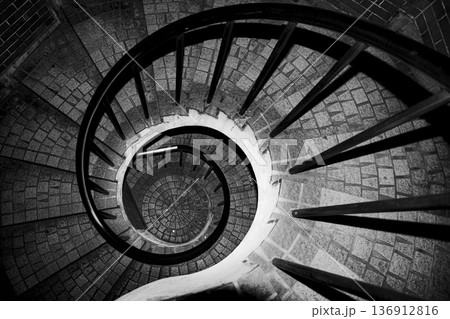 モノクロ螺旋階段の構造美 136912816