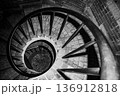 円環を描く螺旋階段の造形 136912818
