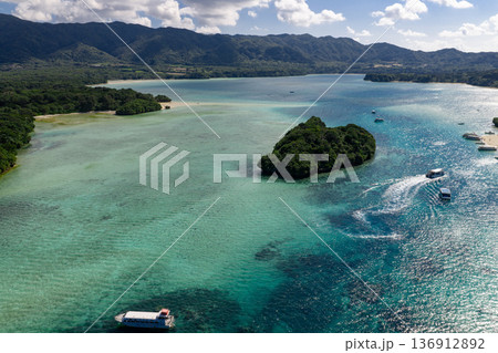 石垣島川平湾（ドローンによる空撮） 136912892