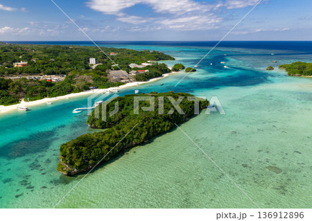 石垣島川平湾（ドローンによる空撮） 136912896
