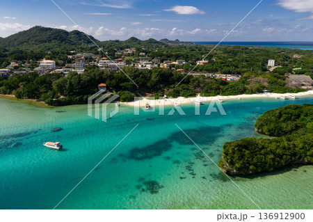 石垣島川平湾(ドローンによる空撮) 石垣島川平湾(ドローンによる空撮) 136912900