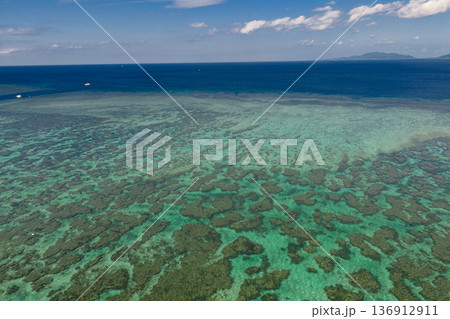 石垣島川平湾（ドローンによる空撮） 136912911