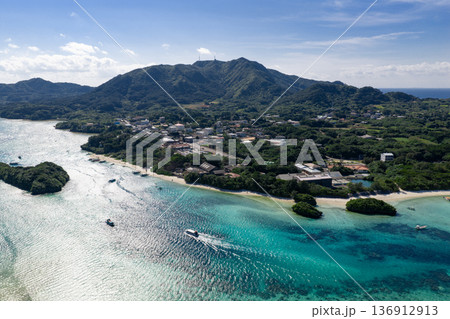 石垣島川平湾（ドローンによる空撮） 136912913