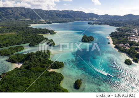 石垣島川平湾（ドローンによる空撮） 136912923