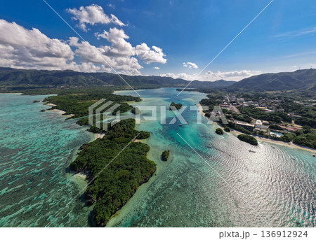 石垣島川平湾のマジパナリ（ドローンによる空撮） 136912924
