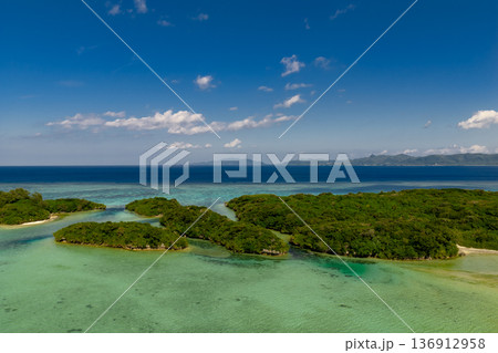 石垣島川平湾（ドローンによる空撮） 136912958