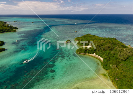 石垣島川平湾のマジパナリ(ドローンによる空撮) 石垣島川平湾のマジパナリ(ドローンによる空撮) 136912964