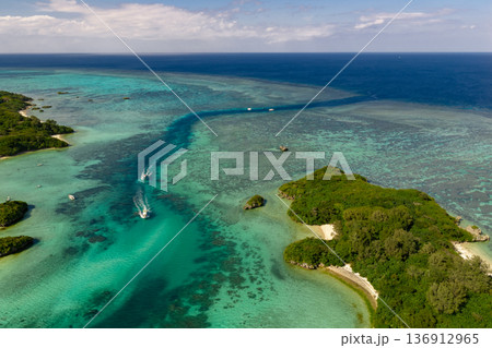 石垣島川平湾のマジパナリ(ドローンによる空撮) 石垣島川平湾のマジパナリ(ドローンによる空撮) 136912965
