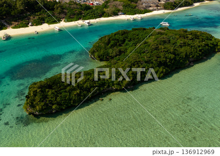 石垣島川平湾(ドローンによる空撮) 石垣島川平湾(ドローンによる空撮) 136912969