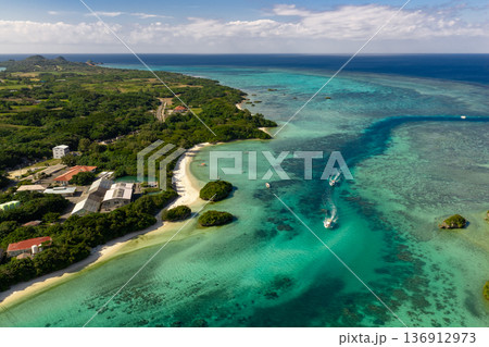 石垣島川平湾（ドローンによる空撮） 136912973