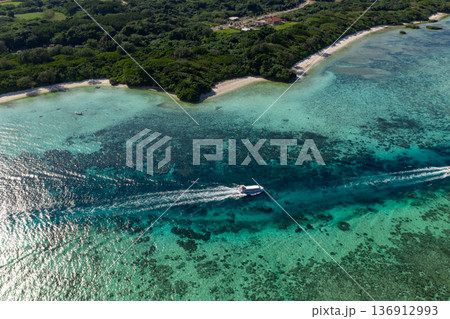 石垣島川平湾（ドローンによる空撮） 136912993