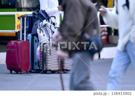 日本の東京都市景観高齢化社会とインバウンド…スーツケース… 日本の行末は…＝渋谷 136913002
