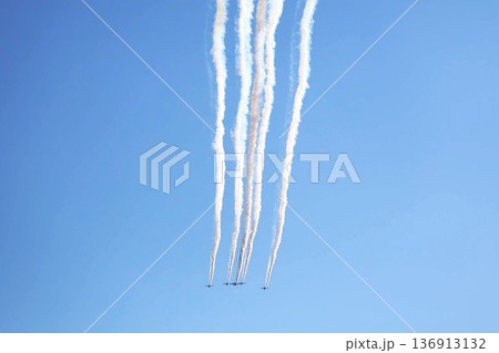 青空の中をスモークを出しながら飛行する自衛隊のブルーインパルス 青空の中をスモークを出しながら飛行する自衛隊のブルーインパルス 136913132