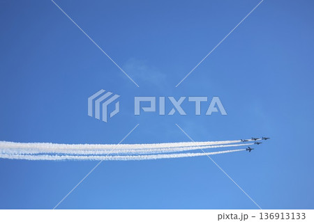 青空の中をスモークを出しながら飛行する自衛隊のブルーインパルス 青空の中をスモークを出しながら飛行する自衛隊のブルーインパルス 136913133