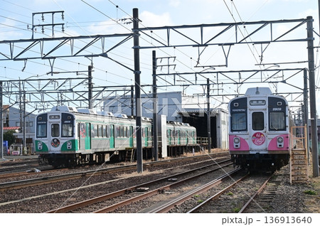 高師駅（たかしえき）豊橋鉄道渥美線に留置線とカラフルトレイン 136913640