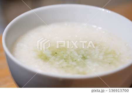 粉末茶で香りつけしたお粥のイメージ 粉末茶で香りつけしたお粥のイメージ 136913700